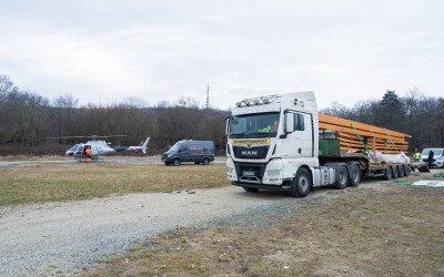 Helikopterrel szállították a Várhelyre az épülő új kilátó szerkezeti elemeit