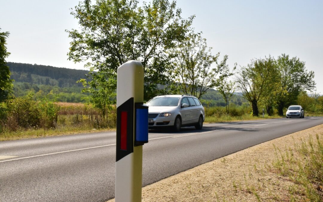 Fényvisszaverő prizma a vadbalesetek megelőzéséért